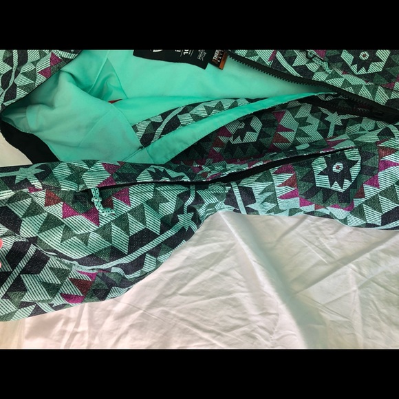 Women’s almost new ski/board jacket - Picture 6 of 8